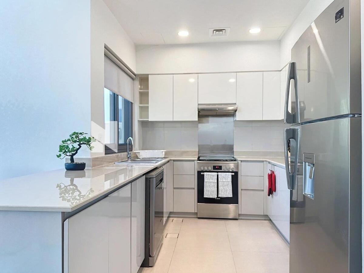 Modern Five Bedroom With Bbq And Garden Dubai